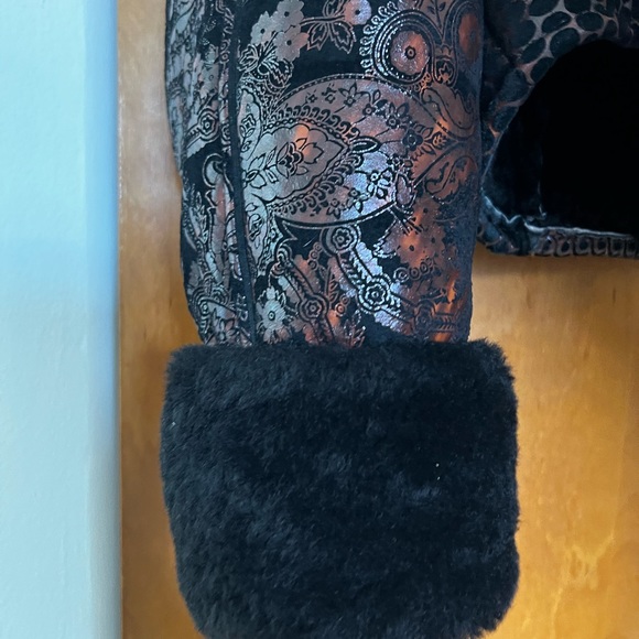 Women’s Artesian Hand Crafted Short Winter Coat - Picture 2 of 5